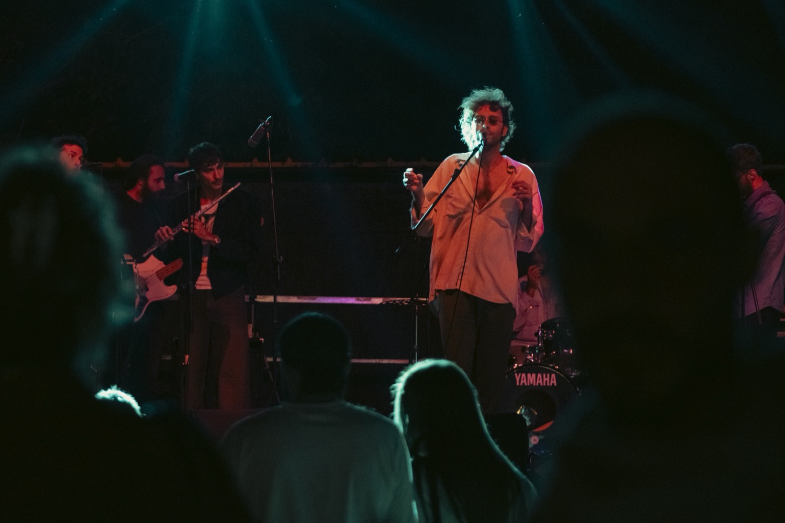 Band dal vivo con luci blu e rosse